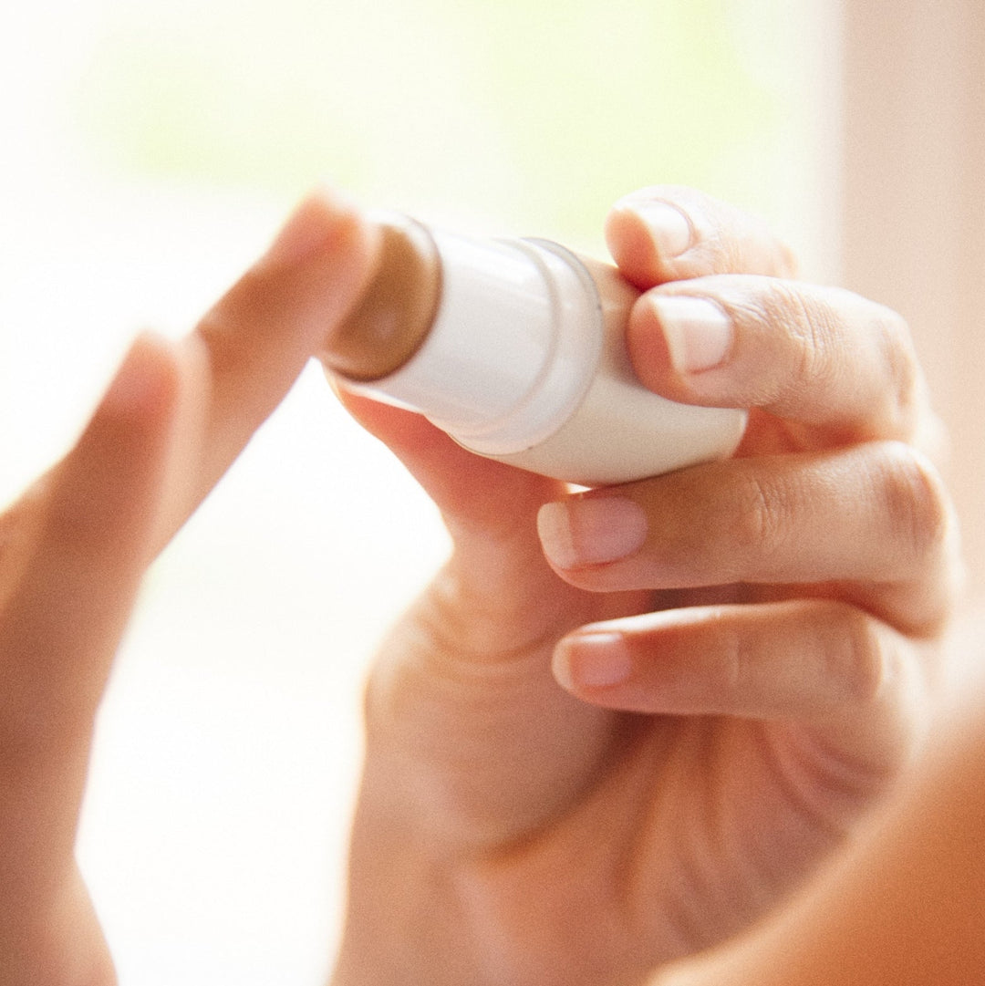 Creme Concealer Stick mit der Hand auftragen