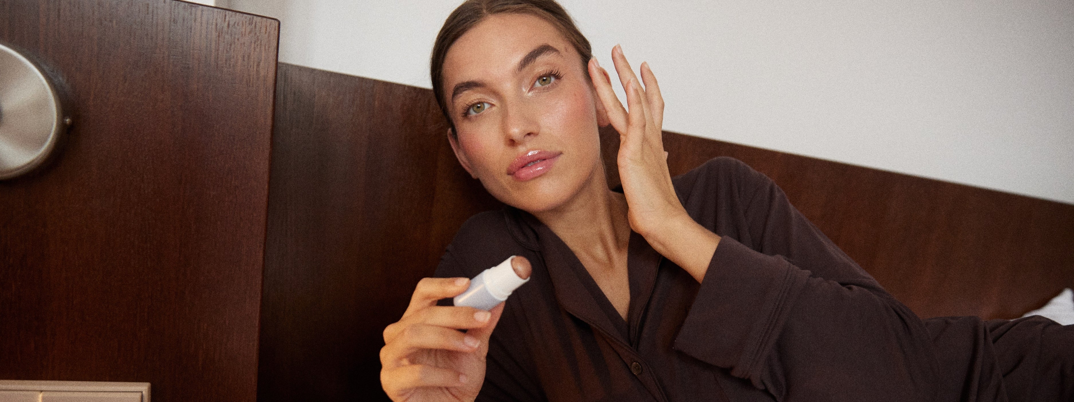 Pflegender Creme Highlighter Stick auftragen und verblenden