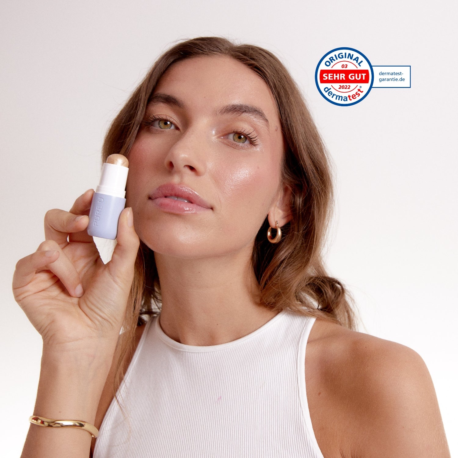 Cream Higlighter Stick Textur auf Haut, cremig und leicht verblendbar für natürlichen Glow