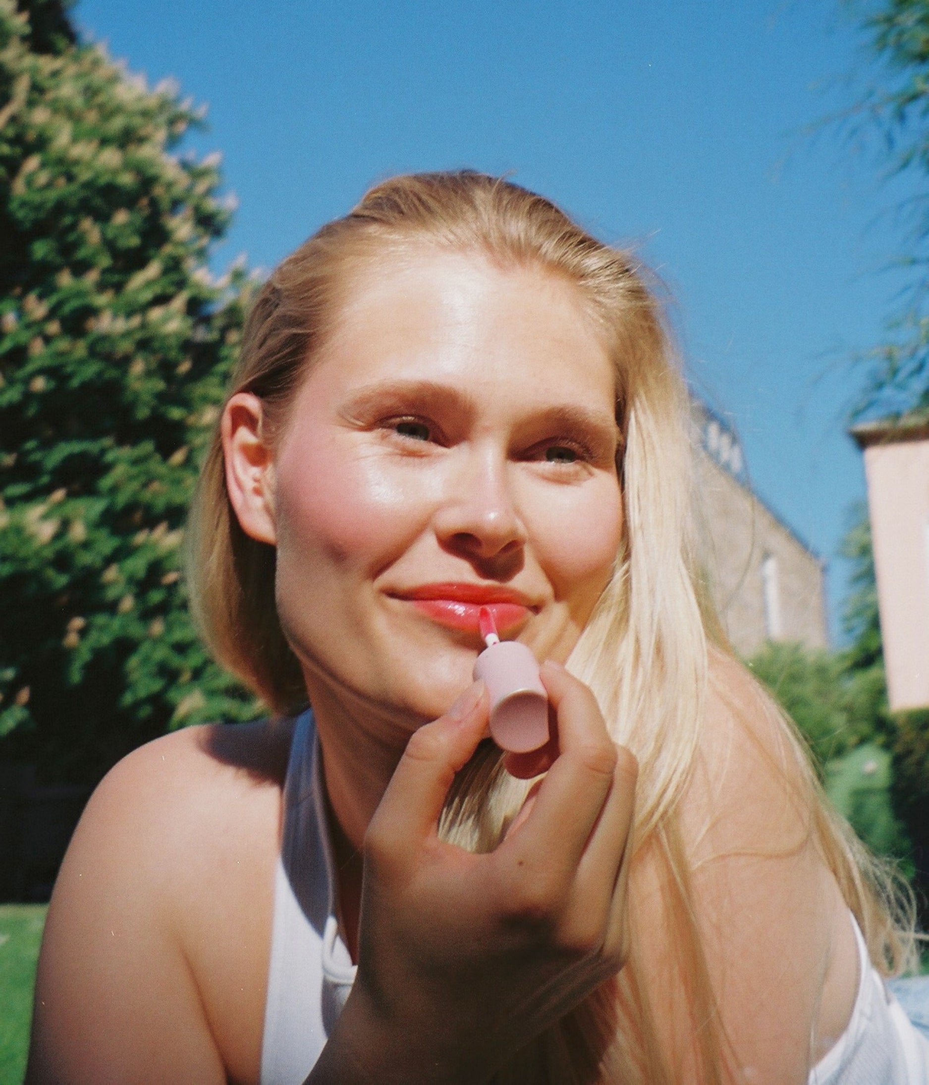 Natürliches Lip Tint Model Farben aufgetragen 