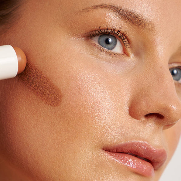 Ein Model trägt den Bronzing Balm in der Farbe Coast Life von PURE U.