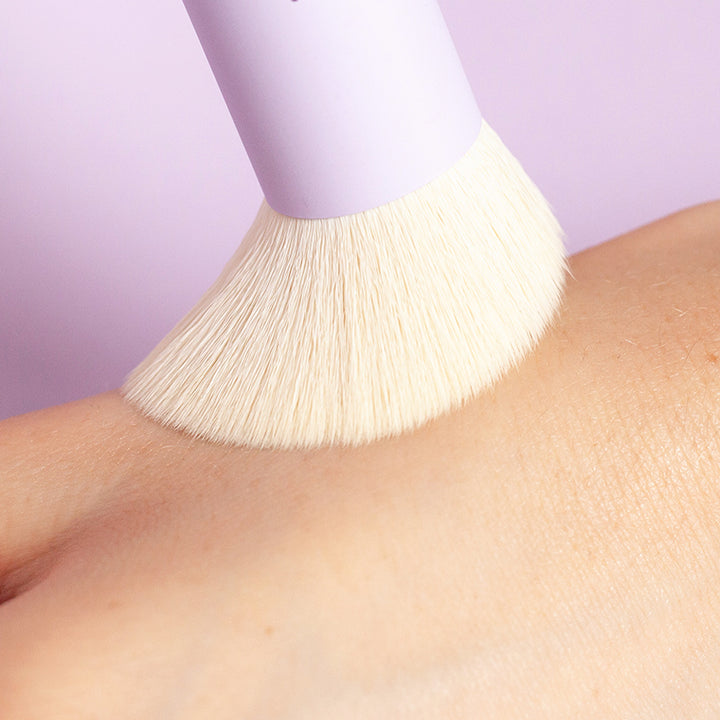 Der Make-up Pinsel von PURE U. in der Anwendung auf der Hand